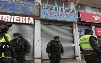 La Policía busca a los antisociales del atraco armado de una casa de cambios en Río Seco de El Alto (video)