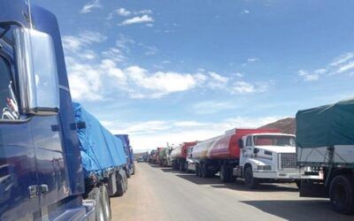 Tregua en Perú logra el paso de un convoy de 66 camiones desde Puno a Bolivia