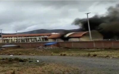 Queman el Centro Binacional de Frontera de Desaguadero en acciones contra Boluarte en Perú (video)