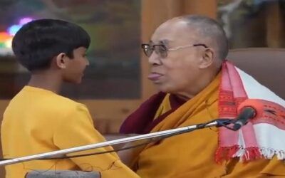 El Dalai Lama se disculpa tras pedirle a un niño que le ‘chupe’ la lengua (video)