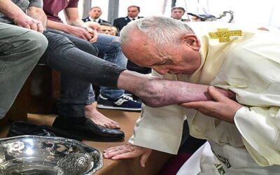 El Papa Francisco lava los pies a doce jóvenes de una cárcel de Roma (vea el video)
