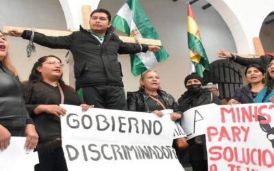 En la semana novena de protestas, maestros urbanos se crucifican en La Paz