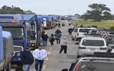 Bloqueos entre Santa Cruz-Trinidad son indefinidos en demanda de infraestructura vial entre Okinawa-Los Troncos