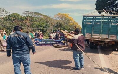 Santa Cruz aislada de Occidente, pobladores bloquean las dos carreteras: antigua y nueva