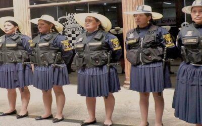 Igualdad de oportunidades: Ocho mujeres de pollera en Cochabamba llegan a ser guardias municipales