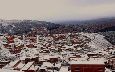 La Paz y El Alto cubiertas de mantos blancos de nieve