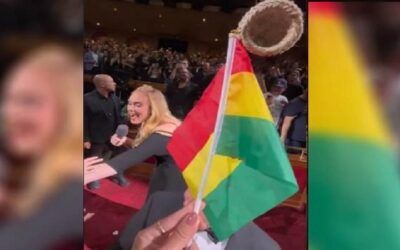 Adele recibió la bandera boliviana junto con un sombrero de sao en un concierto en Las Vegas (video)