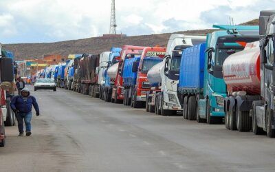Perú prohíbe paso de camiones de Bolivia por contaminación, el transporte internacional se declara en emergencia