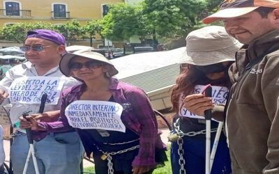Personas con ceguera se encadenan en plaza Murillo, exigen otro director del Instituto Boliviano de la Ceguera