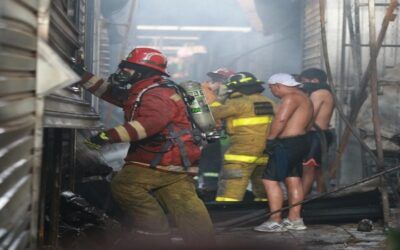 Comerciantes heridos, desesperados por recuperar su mercadería, el incendio en Los Pozos pudo ser controlado (video)