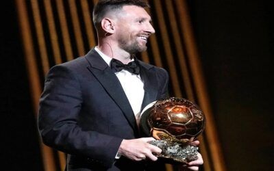 El 10 argentino, Lionel Messi, mejor jugador del Mundo al recibir el Balón de Oro por octava vez (vea la ceremonia)