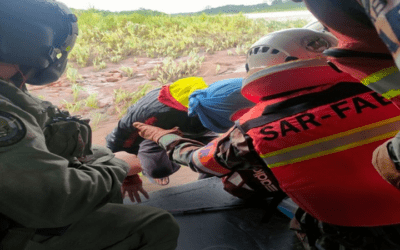 Ocho personas atrapadas en un islote sobre el río Ichilo fueron rescatadas por el SAR FAB en un Súper Puma