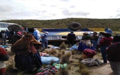 Cinco heridos y 20 heridos tras el siniestro de un bus entre Calacoto y Corocoro en La Paz