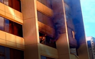 Más de tres horas le llevó a Bomberos controlar el incendio que causó alarma en el Palacio de Comunicaciones en La Paz