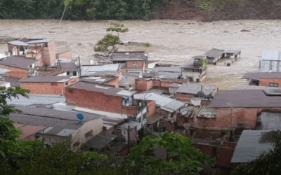 Cae un muro en Tipuani y el río de la región se desborda y la población, está en medio del agua. hay emergencia