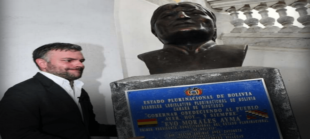 Por considerarlo un faraón, exigen el retiro del busto de Evo Morales de la Asamblea Legislativa, lo pusieron con vista a la pared