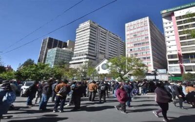 La Paz sitiada por un bloqueo de las ‘mil esquinas’ de choferes; la ciudadanía afectada