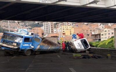 Cuatro personas fallecidas y al menos 10 heridos en trágico accidente en la autopista La Paz-El Alto