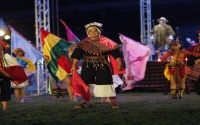 El folclore de Bolivia y homenaje a Juana Azurduy de Padilla en el encendido de la llama olímpica de los I Bolivarianos en Sucre, Arce dio la bienvenida