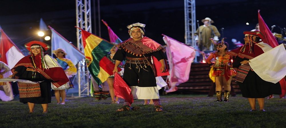 El folclore de Bolivia y homenaje a Juana Azurduy de Padilla en el encendido de la llama olímpica de los I Bolivarianos en Sucre, Arce dio la bienvenida