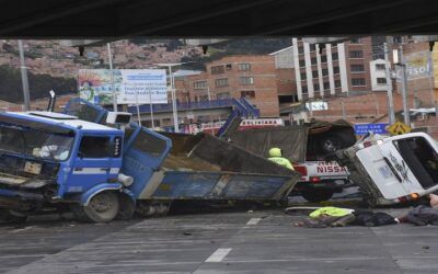 Urge control eficiente en la autopista La Paz-El Alto, una vía convertida en pista de competencias, especialmente por minibuses