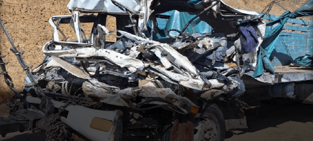 Choque frontal entre un minibús y un camión deja cuatro fallecidos entre Cochabamba-Oruro