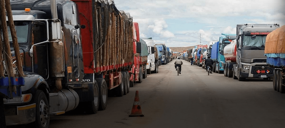 Transporte pesado inició los bloqueos de carreteras por dólares y diésel; el Gobierno anuncia sanciones a los bancos por dar lugar a la especulación