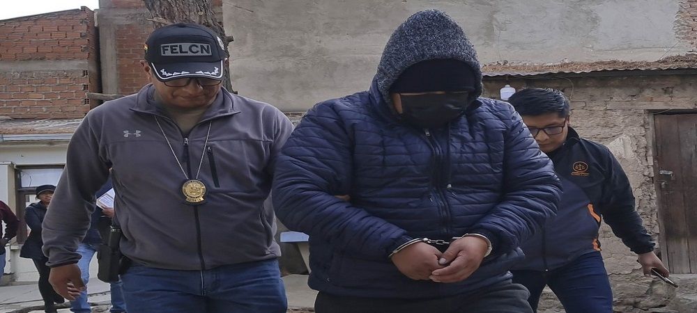 Otro policía cae con 54 paquetes de cocaína en la vía La Paz-Oruro, ya son dos uniformados, en menos de un mes, hallados con droga