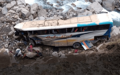 Un muerto y al menos 20 heridos tras el embarrancamiento de un bus en la ruta La Paz-Apolo