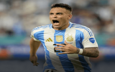 Argentina gana su tercer partido al hilo 2-0 a Perú y clasifica primero de su grupo a cuartos de final