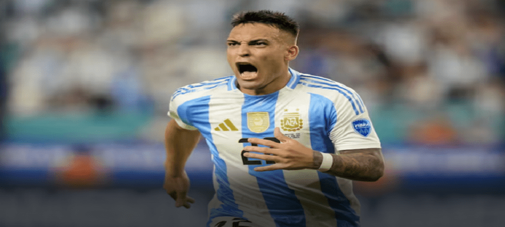 Argentina gana su tercer partido al hilo 2-0 a Perú y clasifica primero de su grupo a cuartos de final