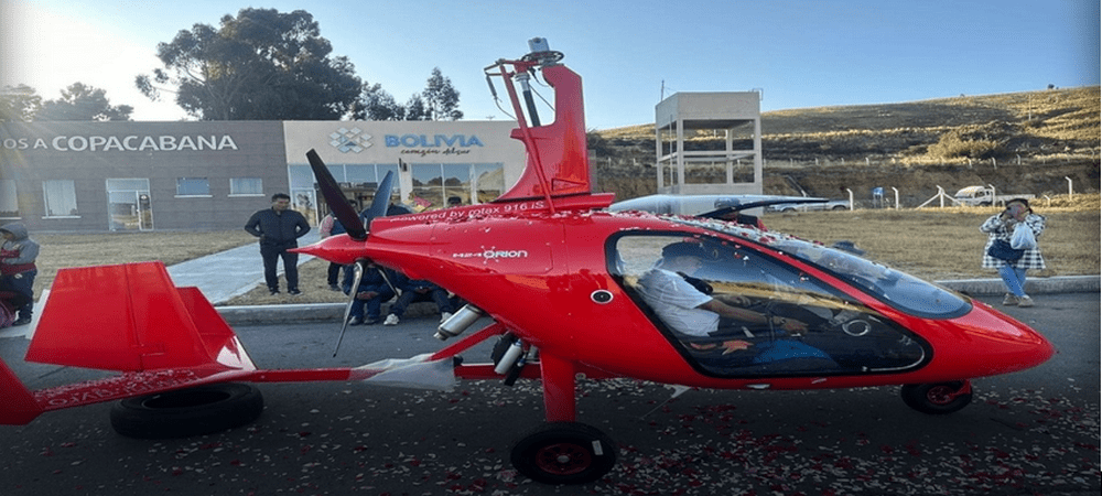 En Copacabana un helicóptero fomenta el turismo con sobrevuelos turísticos sobre el Titicaca