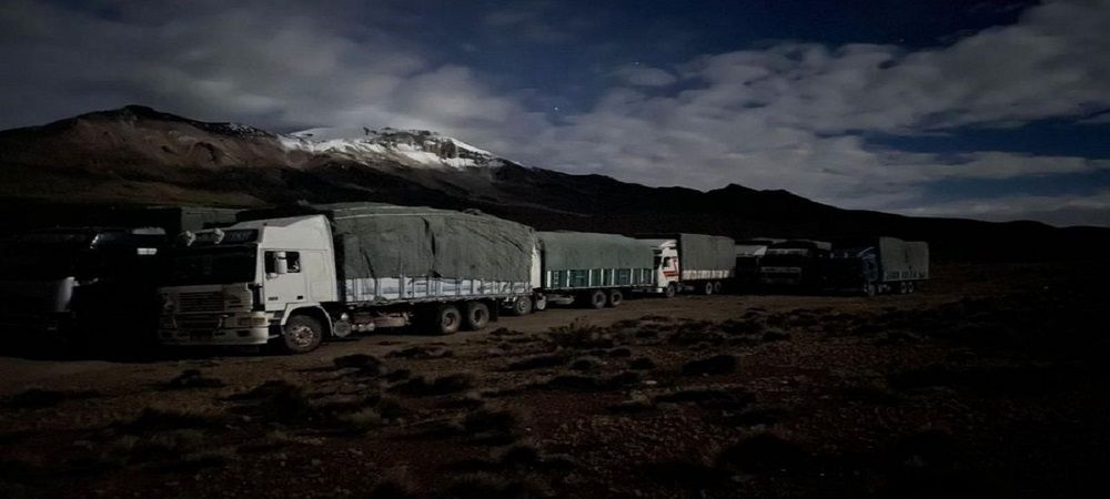El contrabando acrecienta, 13 camiones en la frontera con Chile, un retén quemado en Yacuiba y un camión lleno de harina argentina en Santa Cruz