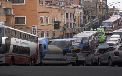 El presidente de YPFB, Dortgathen, admite que se redujeron los despachos de diésel en un 22% lo que deriva en las interminables filas
