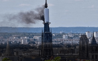 La catedral de Ruan, en Francia, ardió en llamas, los bomberos consiguieron contener el fuego
