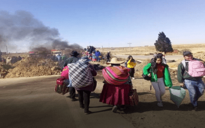 Salidas terrestres desde La Paz y Cochabamba a Oruro interrumpidas por un bloqueo en Caracollo, exigen la construcción de una carretera