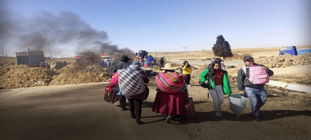 Salidas terrestres desde La Paz y Cochabamba a Oruro interrumpidas por un bloqueo en Caracollo, exigen la construcción de una carretera