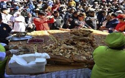 En el mes aniversario de La Paz, elaboraron el sándwich de chola más grande del mundo, el público lo disfrutó