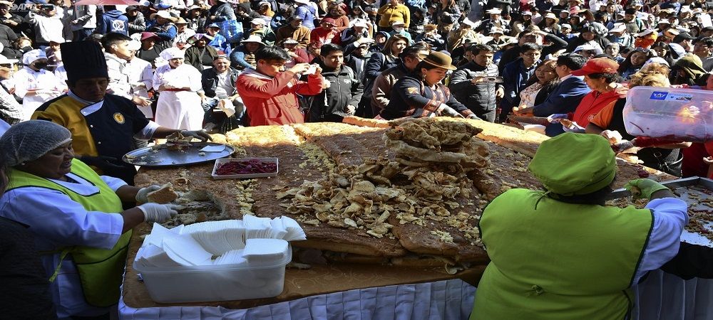 En el mes aniversario de La Paz, elaboraron el sándwich de chola más grande del mundo, el público lo disfrutó