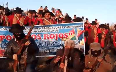 Desde algún lugar del altiplano, los Ponchos Rojos se muestran con armas de fuego pidiendo la renuncia de Luis Arce