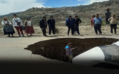 Un sifonamiento se traga un vehículo en plena vía entre Achocalla y Mallasilla, zona Sur de La Paz