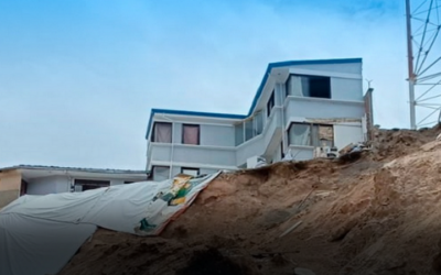 Preocupación en Alto La Florida por caída de talud, dos viviendas y una antena corren el riesgo de caer, lindan en el borde