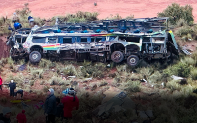 Trágico Carnaval: 31 muertos en choque frontal entre una vagoneta y un bus en la vía Oruro-Potosí
