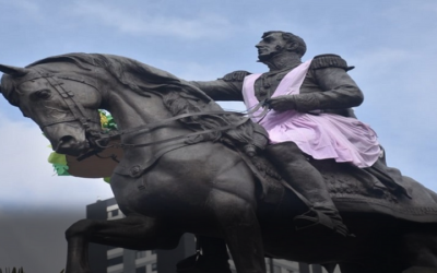En franco irrespeto, María Galindo y Mujeres Creando ponen un mandil al monumento a Antonio José de Sucre