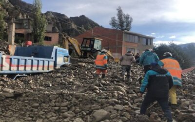 La Paz sufre con rigor la temporada de lluvias; un talud cae en Callapa, viviendas abajo, vehículos enterrados y familias afectadas