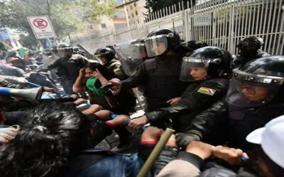 Dura represión de la Policía a una movilización del magisterio en inmediaciones del Ministerio de Educación en La Paz