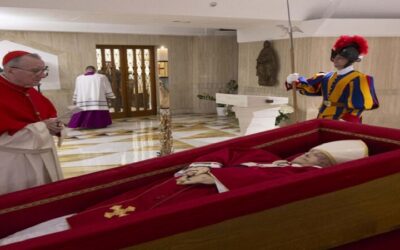 Miles de fieles católicos ya pueden dar el último adiós a Francisco, su féretro yace en San Pedro