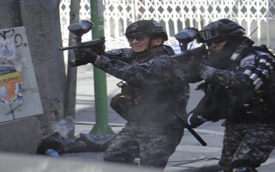 Dura represión de la Policía antimotines a ‘evistas’ que pretendieron ingresar a Km 0; buscan a toda costa habilitar a Evo