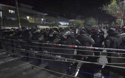 La Paz y el TSE bajo asedio de fieles a Evo Morales que amenazan la democracia, una policía fuertemente parapetada resguarda