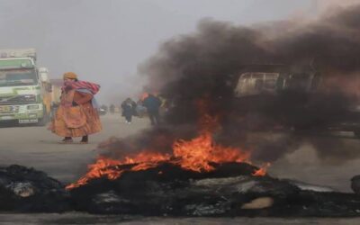 Bloqueos en la ruta La Paz-Perú por combustibles; ‘evistas’ toman la vía Cochabamba-Sucre por Evo Morales